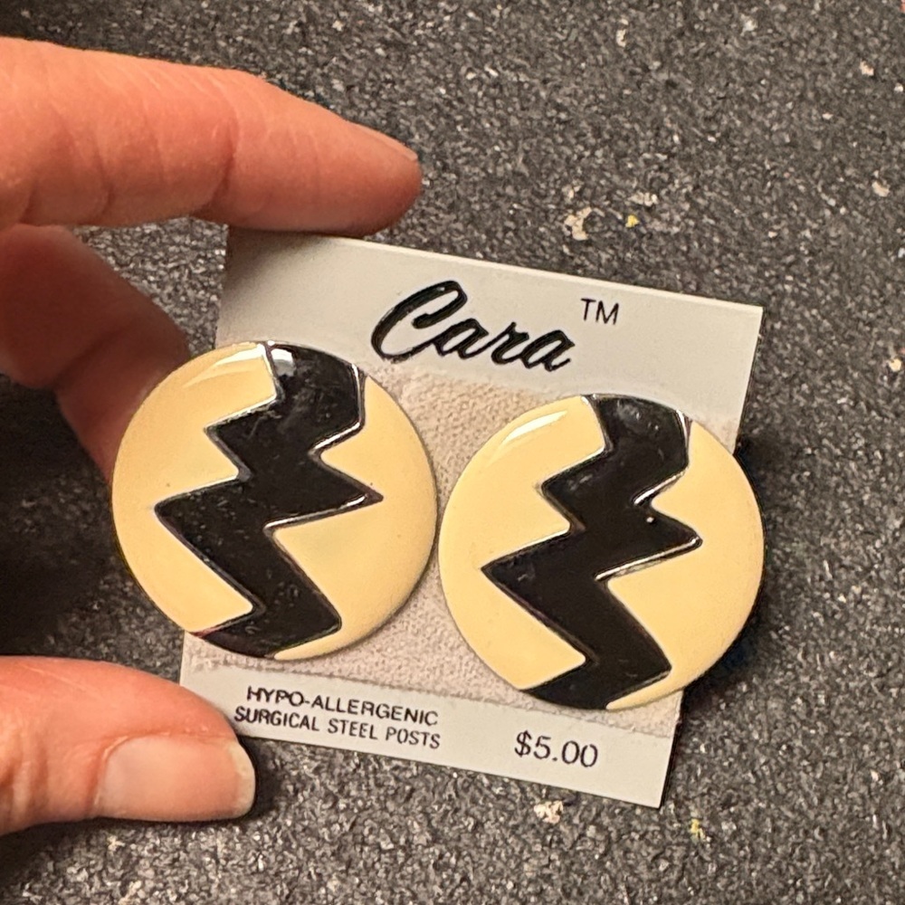 Cara 90s Black and Cream Earrings
